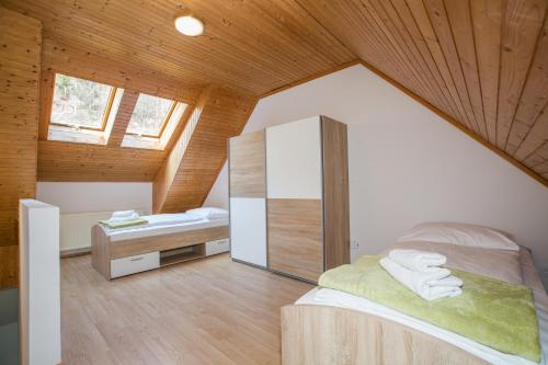 Un pat sau paturi într-o cameră la Podkoren Apartments