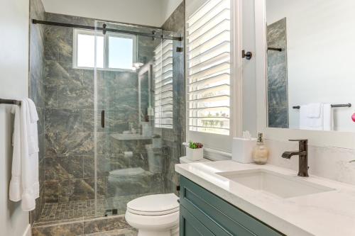 Ένα μπάνιο στο 8 Mi to Lodi Lake Luxe Home with On-Site Vineyard