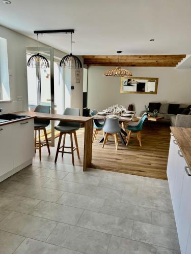 une cuisine et un salon avec une table et des chaises dans l'établissement Gîte du Manala, à Wihr-au-Val