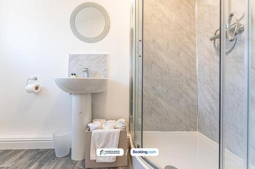 Ένα μπάνιο στο 3BR House in Warrington Ideal for Contractors & Work Stays with Free WiFi and Free Street Parking