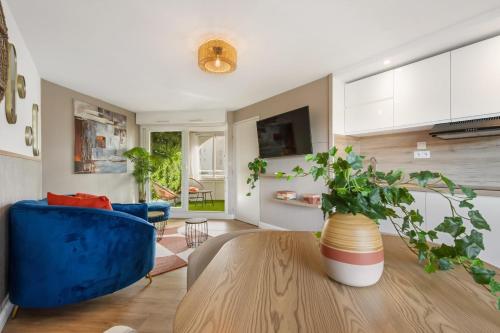 Marina Bay Modern Apartment 100m from La Conque Beach