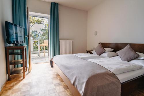 Postel nebo postele na pokoji v ubytování Hotel Staribacher Südsteiermark