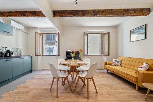 un salon avec une table et un canapé dans l'établissement Appartement T1bis Diane - Welkeys, à Antibes