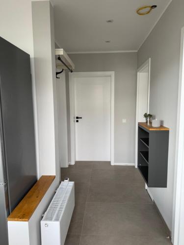 a hallway with a bench and a door at Luxuriöse 3-Zimmer Wohnung im Herzen von Brühl zwischen Köln und Bonn in Brühl