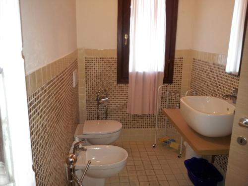 a bathroom with two toilets and a sink at Residence Orizzonti 34 in Golfo Aranci