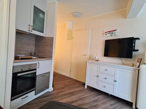 Kuchyň nebo kuchyňský kout v ubytování Strandburg Juist Apartment 208 - Schwimmbad und Sauna kostenfrei