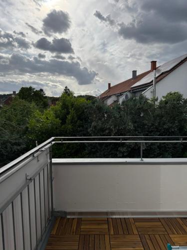 a balcony with a white fence and some bushes at Luxuriöse 3-Zimmer Wohnung im Herzen von Brühl zwischen Köln und Bonn in Brühl