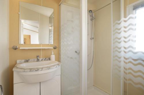 une salle de bain avec un lavabo et une douche dans l'établissement Alojamiento Rural Coral, à Conil de la Frontera