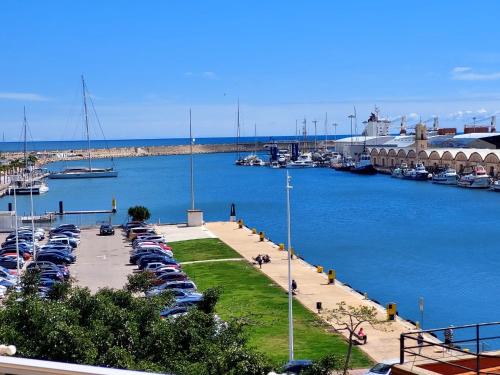 ガンディアにあるMagnifico Piso en Playa de Gandiaのマリーナに駐車されたたくさんの車