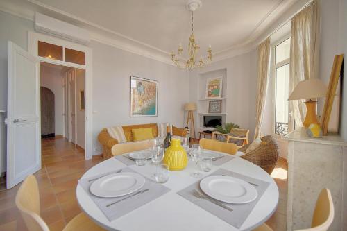 un salon avec une table et des chaises blanches dans l'établissement Lumineux 3 pieces carre d or A2B196, à Cannes