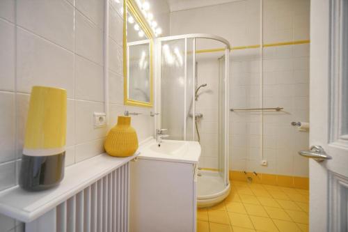 une salle de bain blanche avec un lavabo et une douche dans l'établissement Lumineux 3 pieces carre d or A2B196, à Cannes