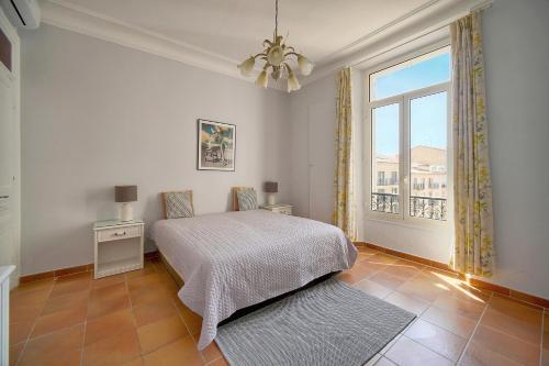 une chambre avec un lit et une grande fenêtre dans l'établissement Lumineux 3 pieces carre d or A2B196, à Cannes