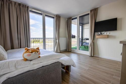 une chambre avec un lit avec un animal en peluche dessus dans l'établissement Appartement Luxueux à 30min de la Tour Eiffel, à Asnières-sur-Seine