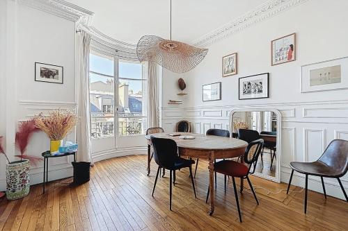 une salle à manger avec une table et des chaises dans l'établissement Large family duplex near Parc Monceau, à Paris