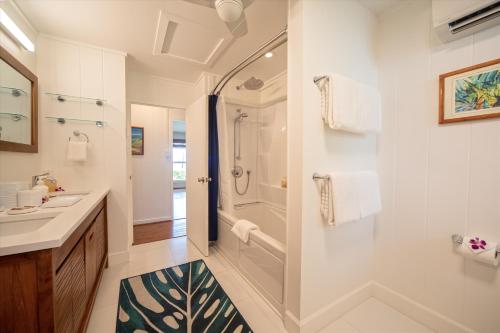 Ένα μπάνιο στο Oceanfront Wailea Sunset Bungalow, Hot Tub, Large Yard!