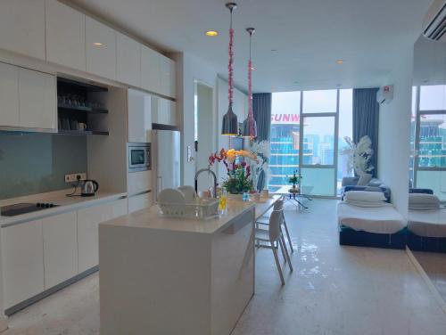 Kuchyň nebo kuchyňský kout v ubytování BBA Suites Platinum KLCC