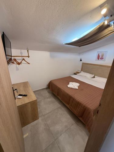 Ένα ή περισσότερα κρεβάτια σε δωμάτιο στο The Frog Apartment