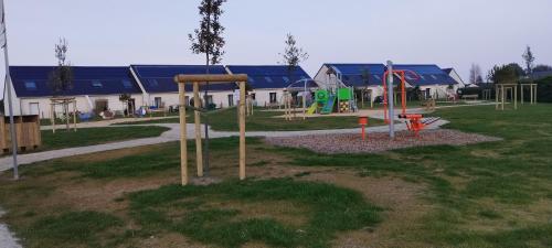 - un parc avec une aire de jeux dans l'établissement Maison de vacances à la plage, à Créances