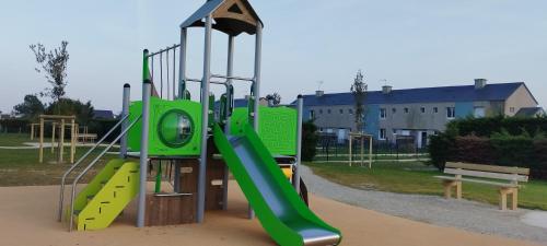 - une aire de jeux avec toboggan dans un parc dans l'établissement Maison de vacances à la plage, à Créances