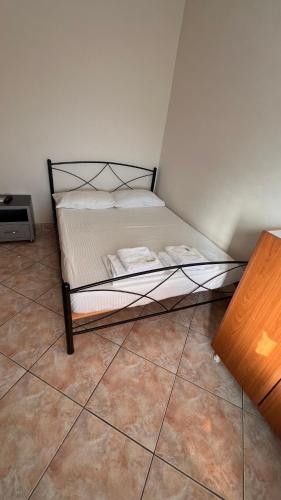 a bed sitting in a corner of a room at Dhoma Plazhi Husi in Borsh