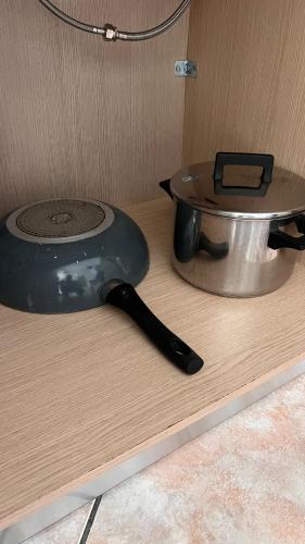 a slow cooker sitting on a table with a record player at Dhoma Plazhi Husi in Borsh