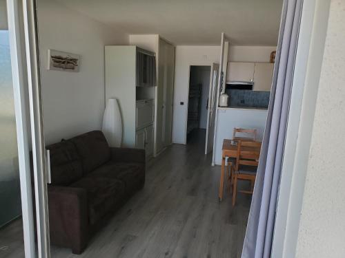 un salon avec un canapé et une table dans l'établissement les pieds dans l'eau, à Arcachon