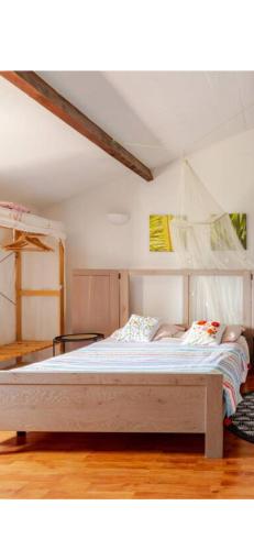 une personne dormant sur un lit dans une pièce dans l'établissement Le Séville 20mn des plages climatisé, à Béziers