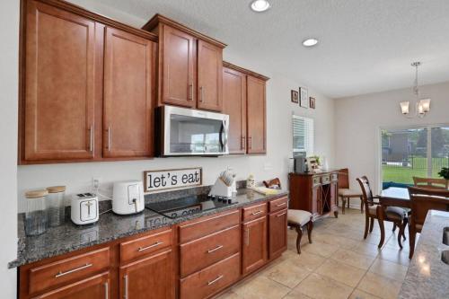 Η κουζίνα ή μικρή κουζίνα στο Spacious 4bed and baths Villa Near JAX Airport Beaches and Restaurants