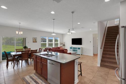 Μια τηλεόραση ή/και κέντρο ψυχαγωγίας στο Spacious 4bed and baths Villa Near JAX Airport Beaches and Restaurants