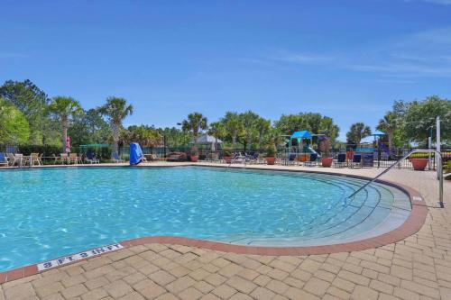 Πισίνα στο ή κοντά στο Spacious 4bed and baths Villa Near JAX Airport Beaches and Restaurants