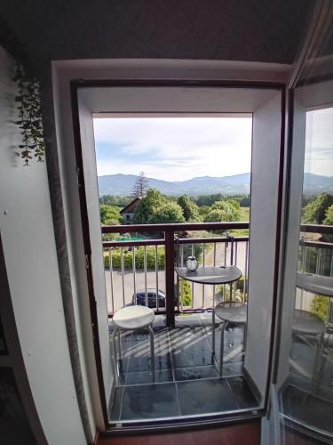 un balcon avec vue sur les montagnes dans l'établissement Appartement cosy calme et propre, à Pers-Jussy
