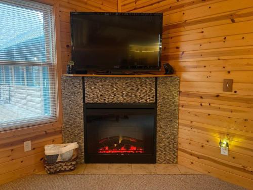 TV a/nebo společenská místnost v ubytování Large Pet-Friendly Family Cabins