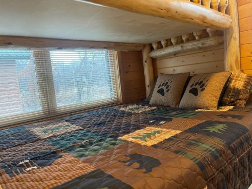 Postel nebo postele na pokoji v ubytování Large Pet-Friendly Family Cabins
