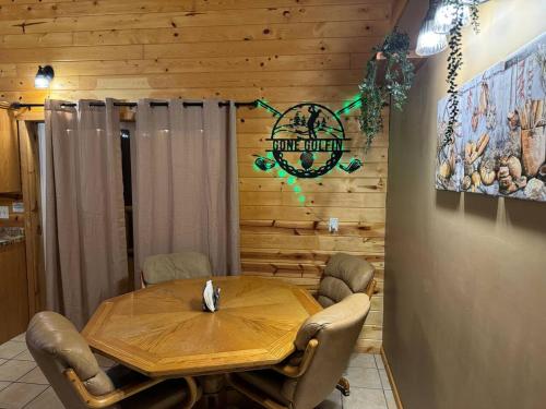 Fotografie z fotogalerie ubytování Large Pet-Friendly Family Cabins v destinaci Garrison