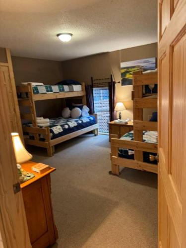Postel nebo postele na pokoji v ubytování Large Pet-Friendly Family Cabins