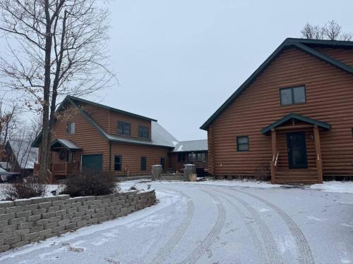 Large Pet-Friendly Family Cabins v zimě