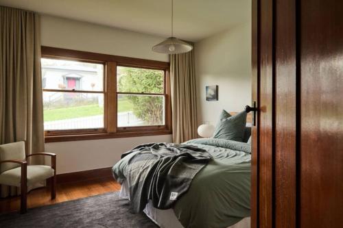 une chambre avec un lit et une fenêtre dans l'établissement Mid-Century Modern Retreat, à Kings Park