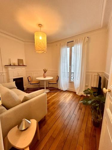 un salon avec un canapé et une table dans l'établissement Parisian nest, à Paris