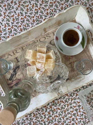 a tray with a plate of food and a cup of coffee at Villa Mira in Ballaban