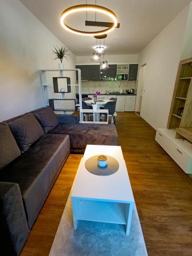 Apartman Pčelica Somborにあるキッチンまたは簡易キッチン