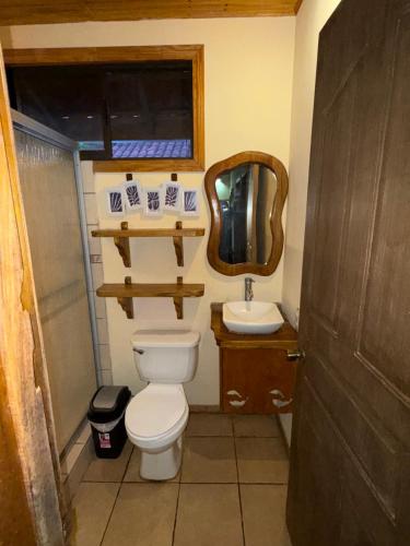 Ванная комната в Pool House with free bikes!