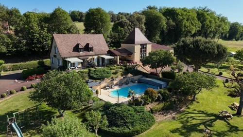 une vue aérienne d'une maison avec piscine dans l'établissement La Roseraie, à Vitrac