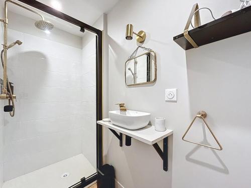 a white bathroom with a sink and a shower at Maison23 - Chambre avec kitchenette proche de la mer in Coursan