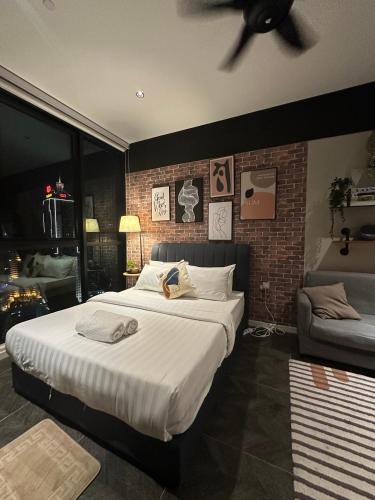 a bedroom with a large bed and a ceiling fan at Scartlez suites KLCC by Dream in Gua Sai