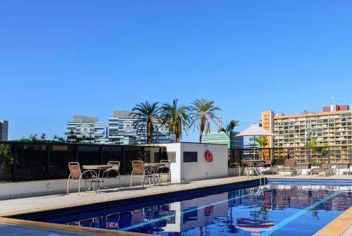 Hồ bơi trong/gần Comfort Suites Brasília