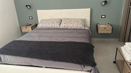 una camera da letto con un letto grande con due comodini di Villa Maryam a Agrigento