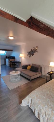 Ένα ή περισσότερα κρεβάτια σε δωμάτιο στο confort et tranquillité à Fougères - studio tout équipé