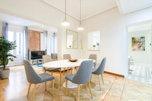 Refurbished spacious 2BD 2BTH - Malasaña