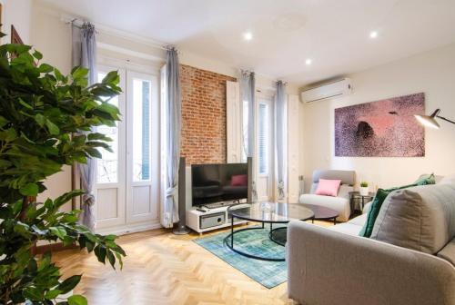 Refurbished spacious 2BD 2BTH - Malasaña