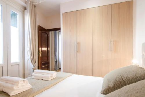 Refurbished spacious 2BD 2BTH - Malasaña